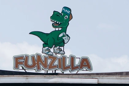 Вывеска Funzilla с динозавром (фото Sea Breeze)