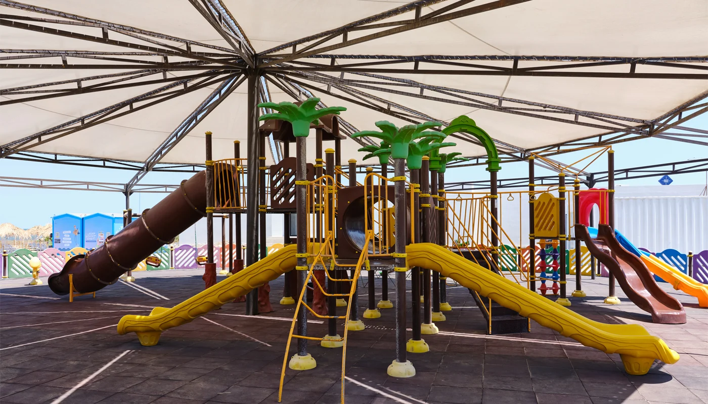 Площадка KIDS CLUB под большим навесом: горки, лестницы, пальмы-столбы